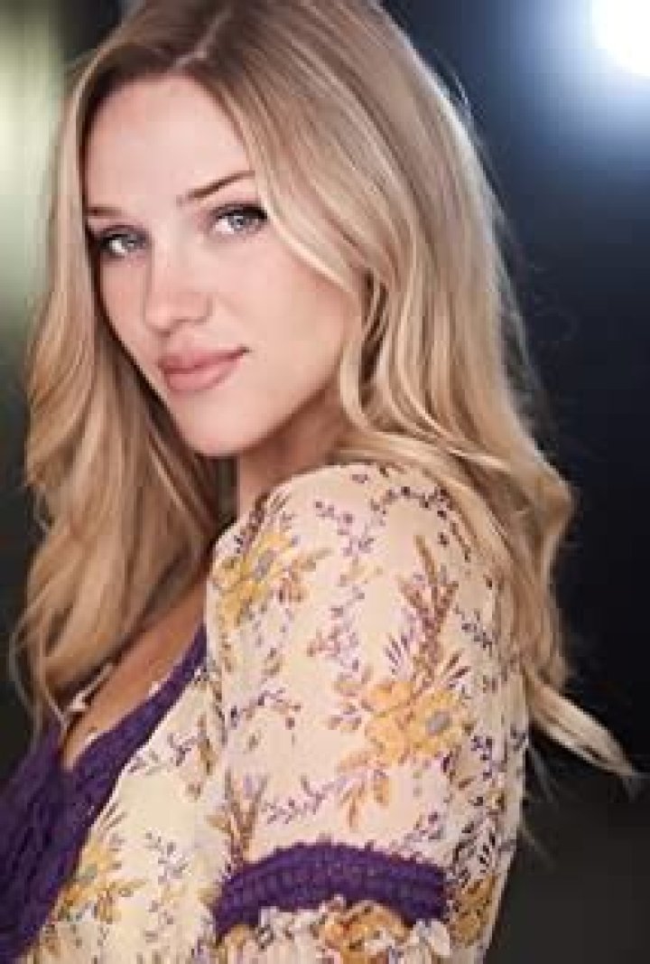 Elizabeth Posey Age, Height, Wiki, Biography, Boyfriend, Birthday, Instagram ·