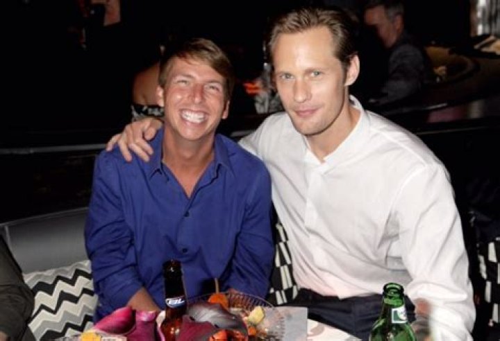 Is Jack Mcbrayer gay or married?Who is his wife or partner?