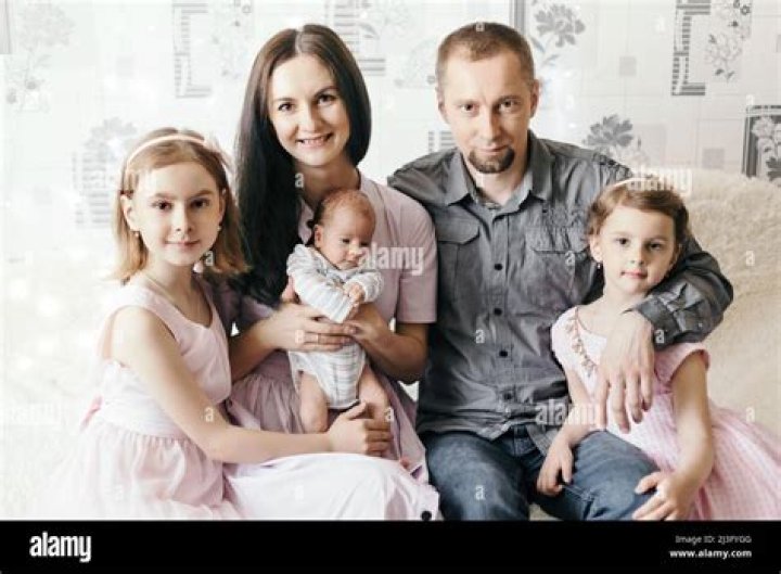 Kelly Cass and husband Chris Bee happily married as they live as family with three children